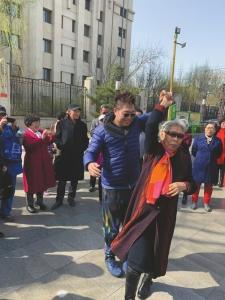 “名嘴”王为念回家省亲 与90岁老母跳广场舞上热搜