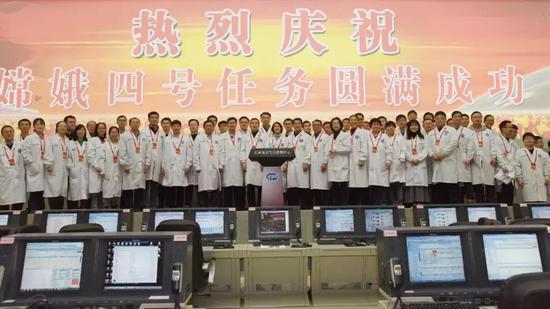嫦娥四号任务圆满成功，北京航天飞行控制中心工作人员大合影，里面有不少年轻的面孔