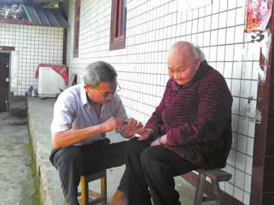 73岁老人照顾96岁失明母亲：她养我小，我养她老