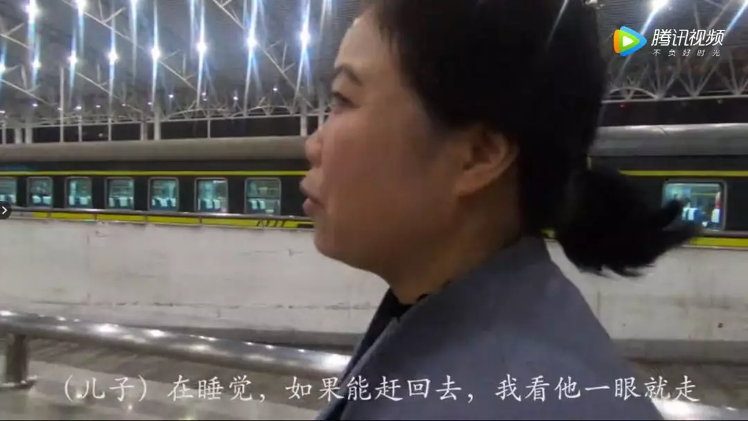 泪目！列车仅停靠半小时，母亲狂奔一公里见武警儿子