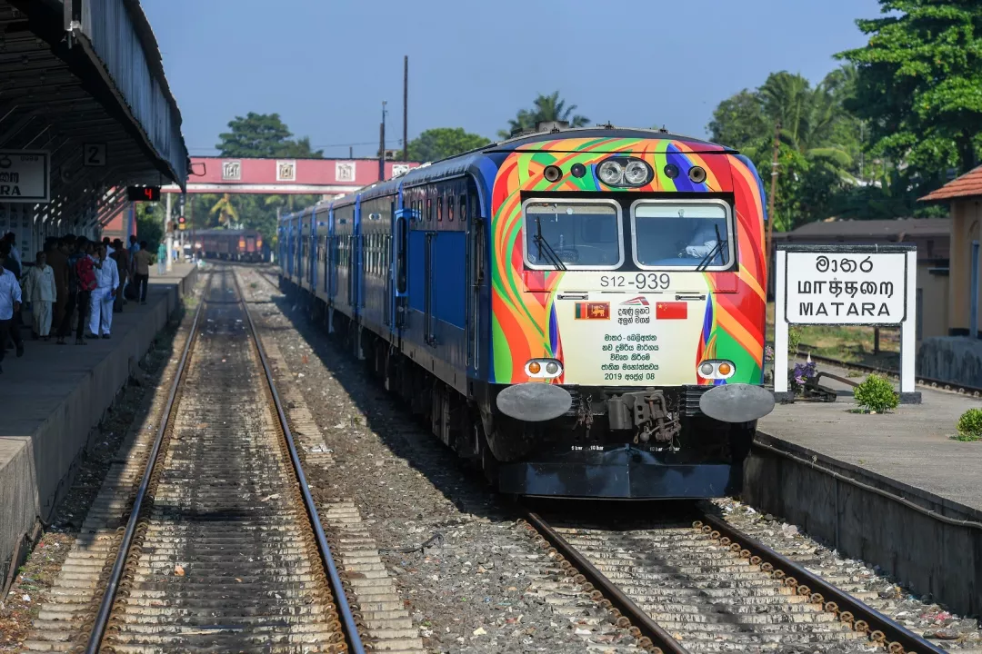斯里兰卡90年来修的第一条铁路，中国帮它实现