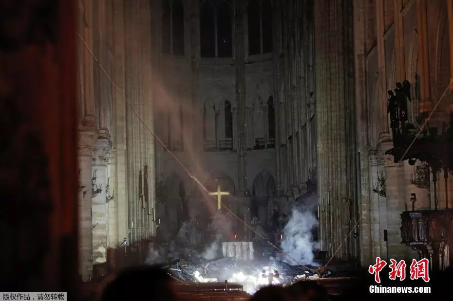 巴黎圣母院大火后内部曝光 油画和彩色玻璃烧成这样…