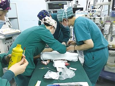 西南地区第一例 机器人给新生儿做精细手术