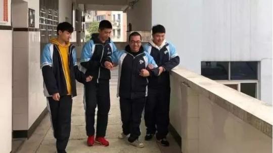 中国好同学！他无法独立行走，三位同学扶了他三年…