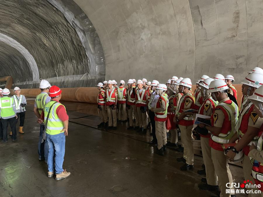 印尼大学生钻隧道学习中国施工技术