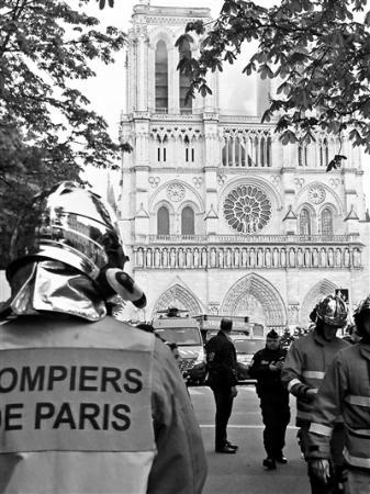 法表彰数百名巴黎圣母院救火消防员
