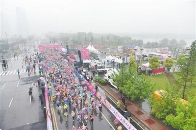 郑州国际女子半程马拉松雨中开跑