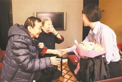 警方助90岁婆婆找到挚友 两老人重逢时相拥而泣