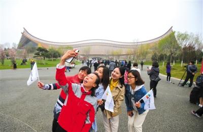 中国馆1亿岁“世界第一枝花”吸引游客
