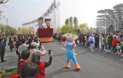 世园会开园首日3.5万人入园参观 花车巡游常态化表演