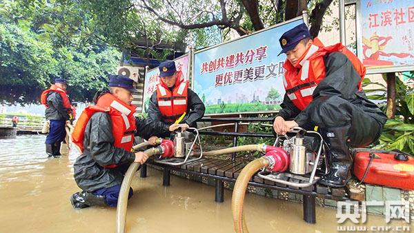 福建三明遭遇50年一遇强降雨 森林消防紧急出动排涝