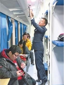 爱和旅客咵天 上抖音推介武汉 这个90后火车司机不一般