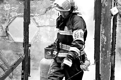 消防员12年前受伤 至今仍在灭火一线