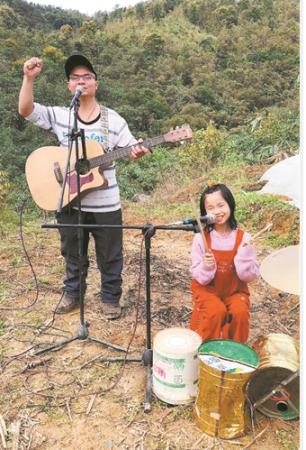 山村父亲带11岁女儿组乐队 两人边弹边唱拍视频走红