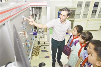 百名中小学生实验室里感受科学的魅力