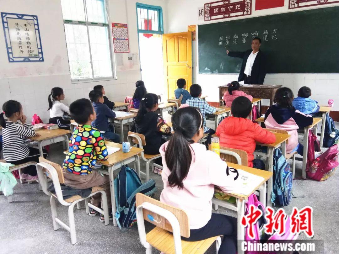 山村教师坚守30余年迎退休 学生：下辈子还做我老师