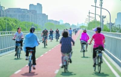 3天4.7万人次上路骑行 北京自行车专用路成了网红路