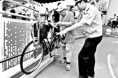 北京自行车专用道试运行 3天劝返8069名行人