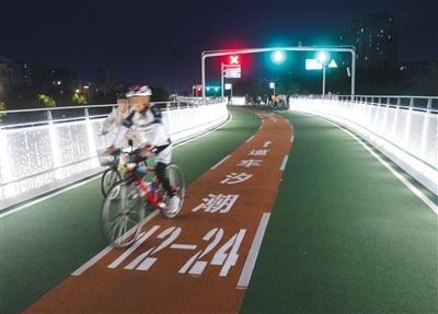 北京自行车专用路现“飙车族”   速度有的能赶上汽车
