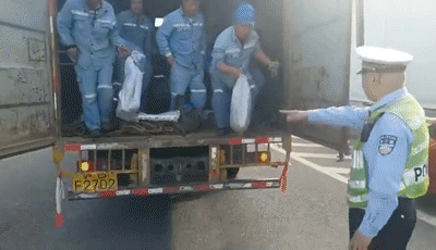 3人座中型货车里挤着20个工人 驾驶员被刑拘