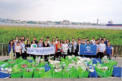 志愿者13年来坚持在海滩捡垃圾 不让泡沫塑料入海