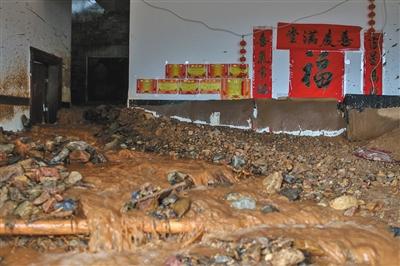 昨日，全州县井门前村，暴雨导致泥石流，山洪冲进了屋内。
