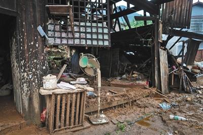 　　昨日，全州县井门前村，老旧房屋损毁严重。
