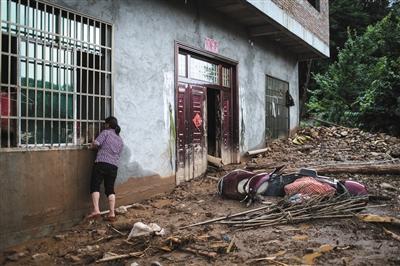 昨日，全州县井门前村，小燕看着自己满屋的家具被淹，却无法取出。