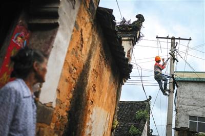 昨日，全州县井门前村，电力局工作人员正在抢修。