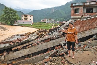 　　昨日，桂林市全州县井门前村的交通被洪水阻断，受灾严重，农田被毁，房屋倒塌，无家可归。董才梅的家也被洪水冲毁。