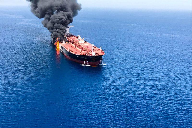 阿曼湾疑似遭袭油轮目前安全，特朗普坚称是伊朗制造袭击