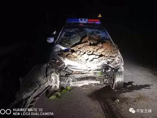 湖北民警出警救人途中遭遇落石 警车损毁三警辅受伤