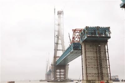 沪通长江大桥330米高主塔建成