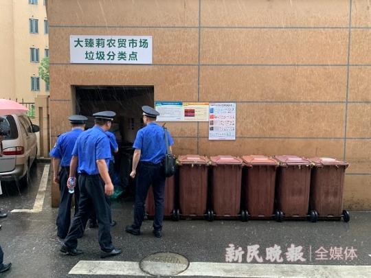 垃圾分类新规实施首日上海闵行区开出41份整改单