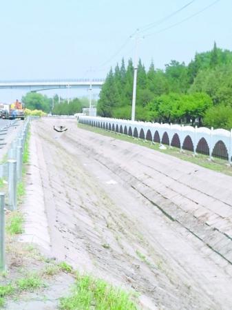 清淤泥1800余立方米 北京北清路边沟治理见成效