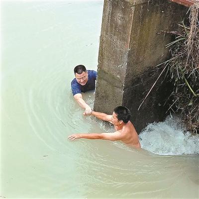 台风天一村民落水 扶贫队员跳水相救