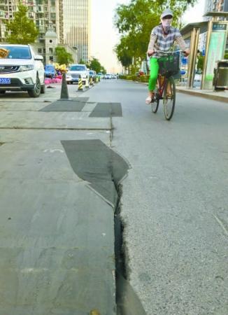 北京西大望路非机动车道 施工铁板缝隙卡住自行车