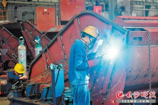 　　湖南蓝天机器人科技有限公司内，焊工们顶着高温在进行焊接作业。 　　长沙晚报全媒体记者 王志伟 摄