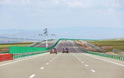 中企承建蒙古国首条高速公路竣工移交 当地官员赞叹