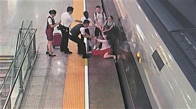 女子因赶末班车强行冲闸致高铁发车延误 被拘9日