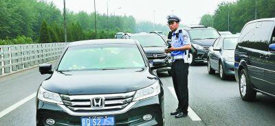 北京交警整治占用应急车道行为 处罚1.3万余起 