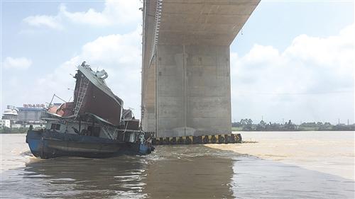 贵港平南洪水过境 一货船触桥梁损毁