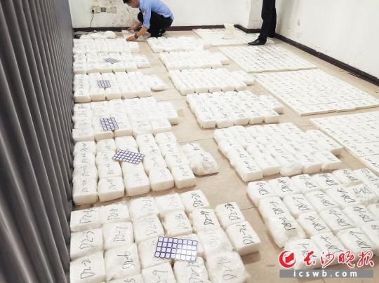 　　湖南破获一起特大走私贩毒案，缴获各类毒品约705千克，这是湖南省历年来侦破的贩毒案件中个案缴毒量最多的案件。警方供图