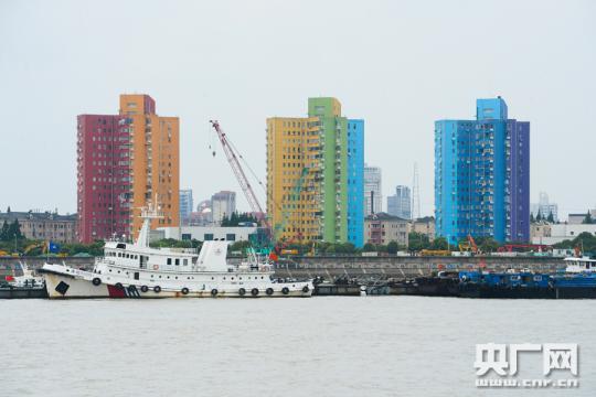 “钢铁之城”上海宝山转型记：昔日“黑重”的沿江 变得“诗情