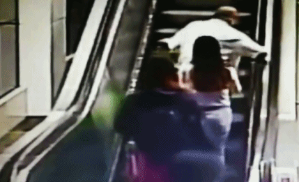 情暖地下铁！老人在地铁扶梯上不慎摔倒，她们及时出手！