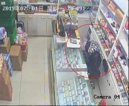 小偷15秒偷走超市营业款 刚想偷着乐结果被抓了