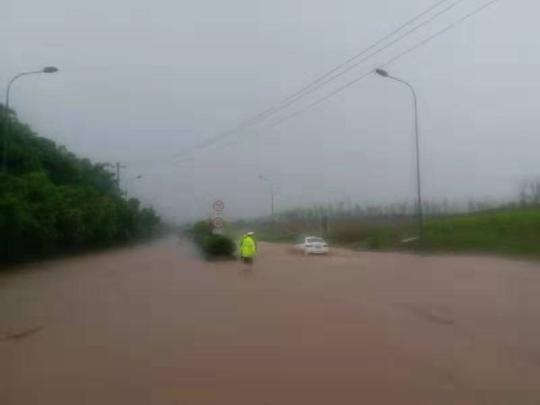 自贡遭短时强降雨 城区部分道路出现积水