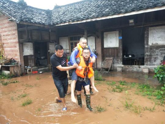 四川夹江一村落内涝涨水 消防员成功疏散被困村民