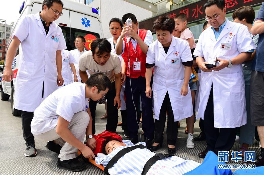 贵州启动航空医疗救援紧急转运山体滑坡事故重伤儿童