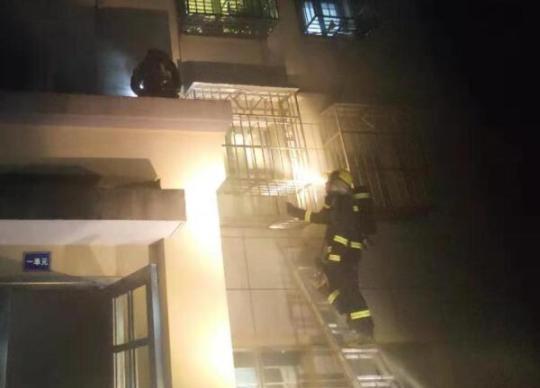 浙江舟山一车库凌晨起火 楼上包括婴儿在内27人被困